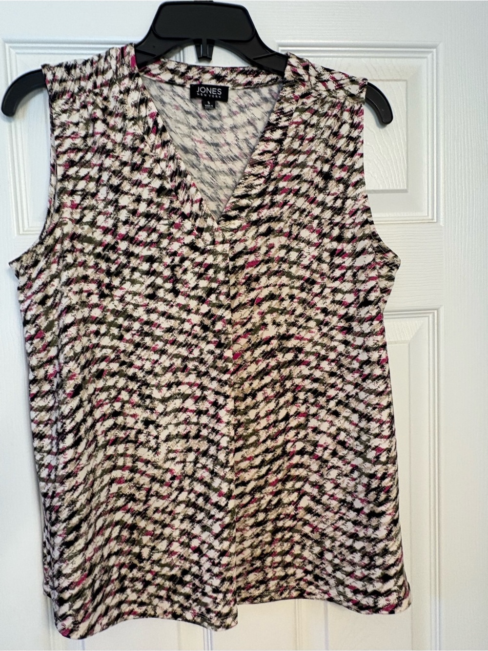 Jones New York Sleeveless V-Neck Camisole in Black, White & Pink Pattern
